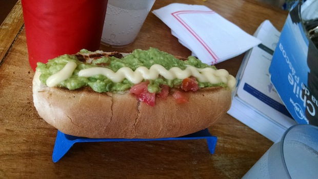 hotdog italiano com palta em santiago, no bairro paris-londres