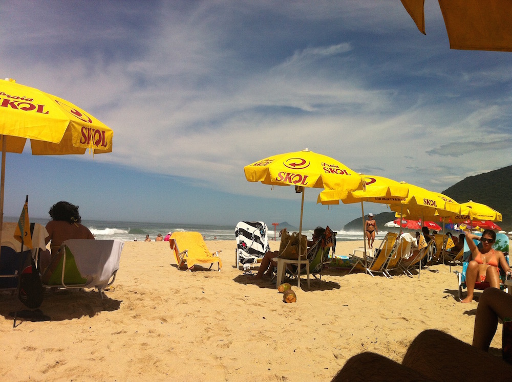 Dia lotado de verão em Maresias, uma das melhores praias de São Paulo.
