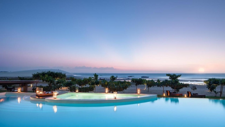 Hotel com piscina de borda infinita em Jericoacoara, demonstrando uma opção de hotel de luxo nessa área, com vista para o mar