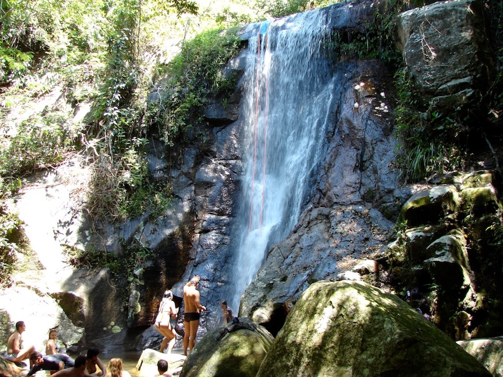 Cachoeira na Feiticeira, em Ilhabela, uma das melhores praias de São Paulo.