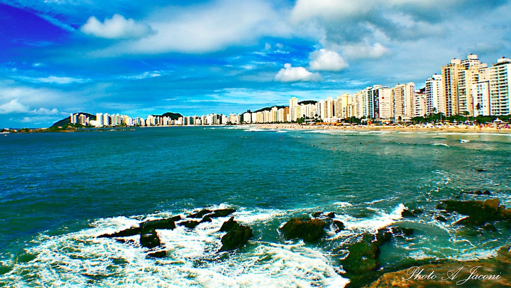 Pitangueiras, Guarujá, uma das mais famosas praias de SP.