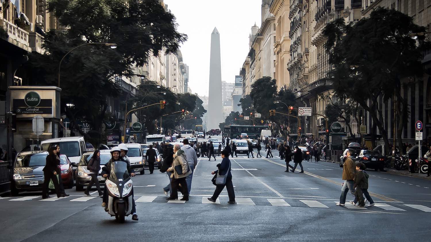 Obelisco, coração do centro histórico de Buenos Aires, uma região repleta de bons hotéis. Ótima área para ficar hospedado.