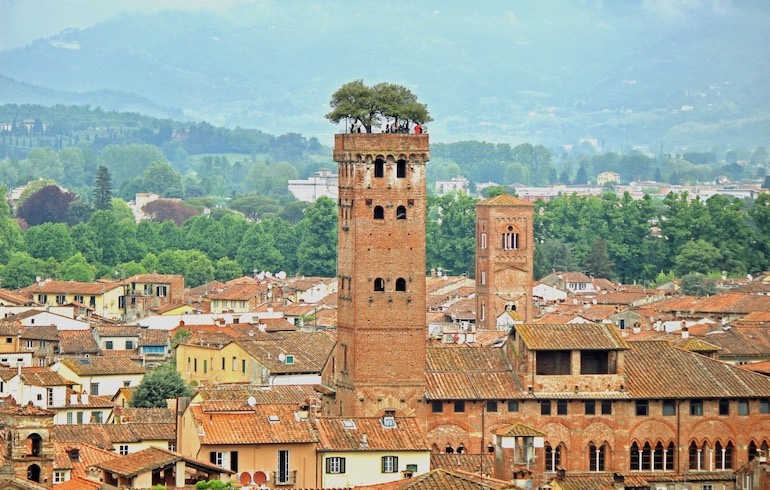 Torre Guinigi, no Centro Histórico de Lucca, com árvores no topo, junto ao mirante turístico – Onde ficar em Lucca