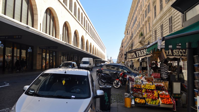 Rua movimentada em frente à Termini, demonstrando o quão prática e caótica pode ser a hospedagem nesse bairro central de Roma.