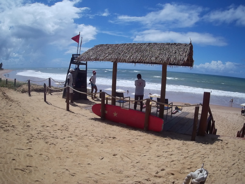 Praia do Hotel Iberostar Bahia, em Praia do Forte – Salva vidas