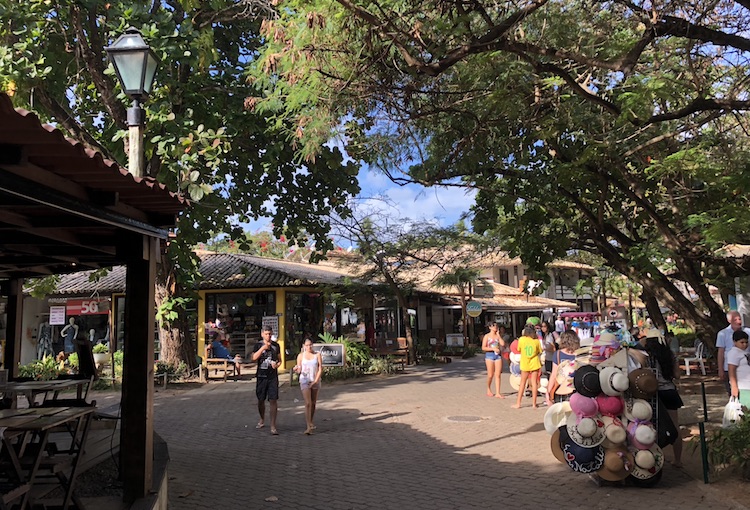 Comércio e restaurantes em Praia do Forte
