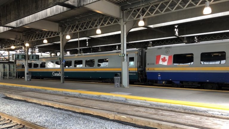 Como é viajar de trem de Toronto a Montreal