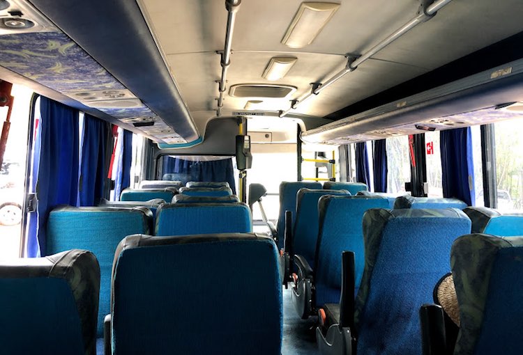 Interior do ônibus da viação Águia Azul, de Caraíva para Trancoso e Arraial D'Ajuda
