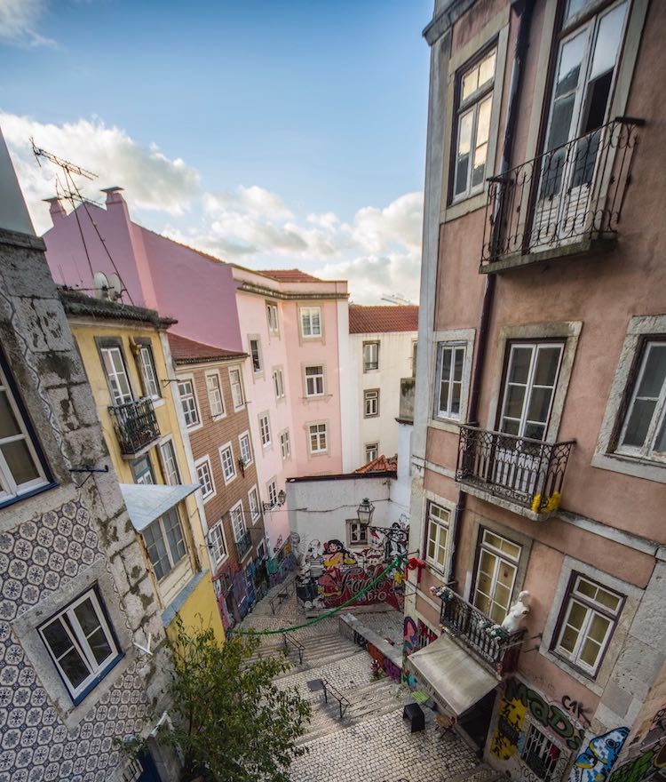 Escadaria na Alfama, em Lisboa. Região com muitas ofertas pelo Airbnb.