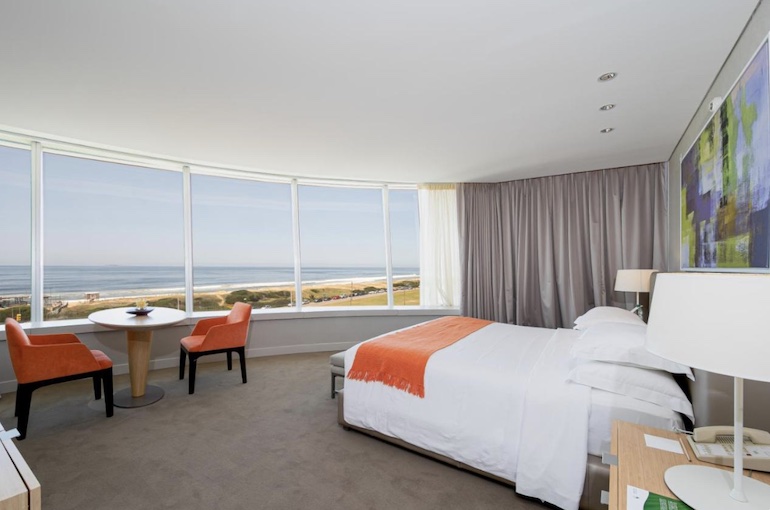 Praia Brava vista pela janela do quarto do hotel – Onde ficar em Punta del Este