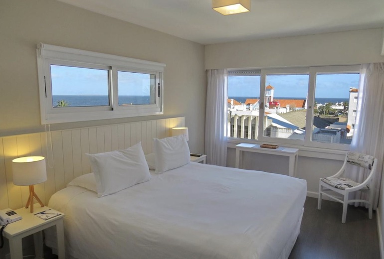 Cama em quarto de hotel com vista pro mar em Punta del Este – Onde ficar em Punta del Este