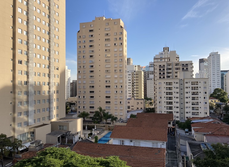 Vista do hotel na Vila Nova Conceição, bairro nobre de São Paulo.