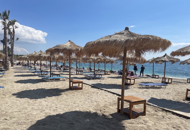 Cadeiras na praia de Atenas, a Riviera Ateniense, ótimo área para se hospedar perto do mar.