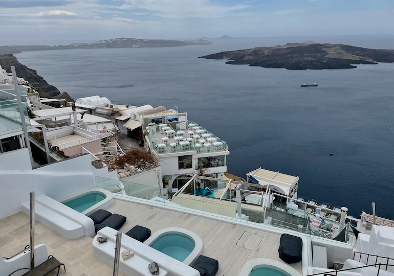 Vista dos hotéis de Santorini com piscina em Fira, maior cidade da ilha