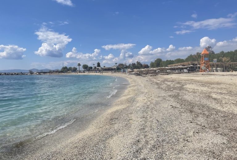 Praia em Atenas: como é, como chegar e se vale a pena conhecer
