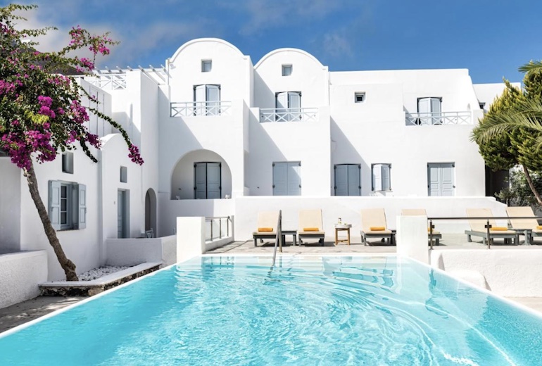 Piscina de hotel 5 estrelas em Santorini