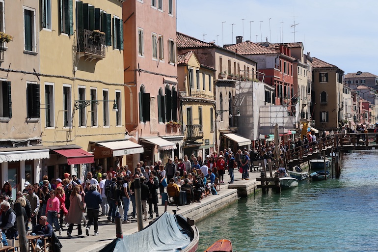 Multidão em Veneza, num dia de Domingo, demonstrando que é melhor e mais barato se hospedar em dias de semana, como informado no texto.