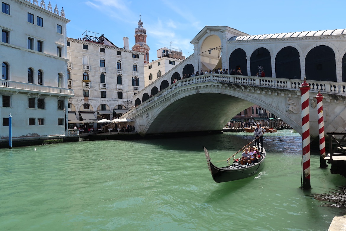 Ponte Rialto, principal ponto turístico de Veneza, localizada no bairro San Marco, peto de bons hotéis.