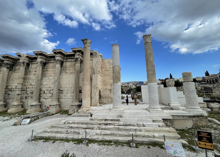 Colunas da Biblioteca de Adriano, em Monastiraki, um dos melhores bairros de Atenas para turistas.