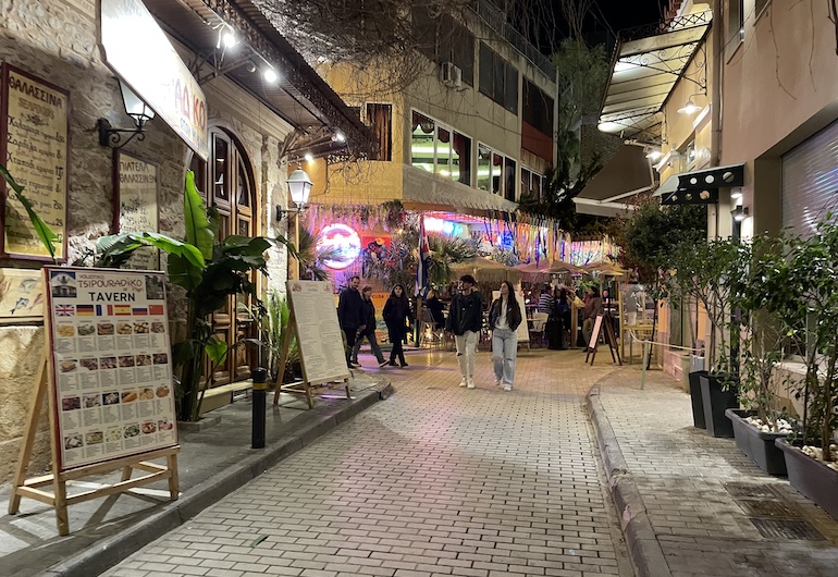 Rua para pedestres, na animada noite do bairro Psyri, melhor lugar de Atenas para jovens, onde estão hostels baratos e perto do metrô.