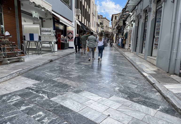Rua de mármore no bairro de Plaka, o segundo melhor lugar onde ficar em Atenas