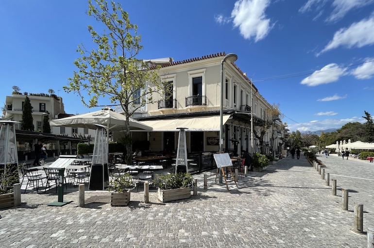 Rua de paralelepípedos perto da Acrópole, no bairro Thiseio, uma região charmoso para hospedagem em Atenas, que recomendo principalmente para casais.