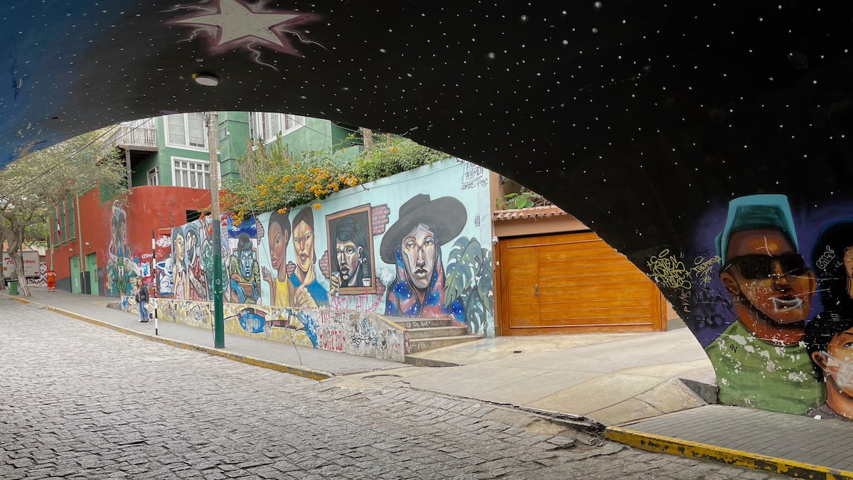 Muros grafitados no bairro Barranco, na melhor região para se hospedar neste que é o bairro boêmio de Lima.