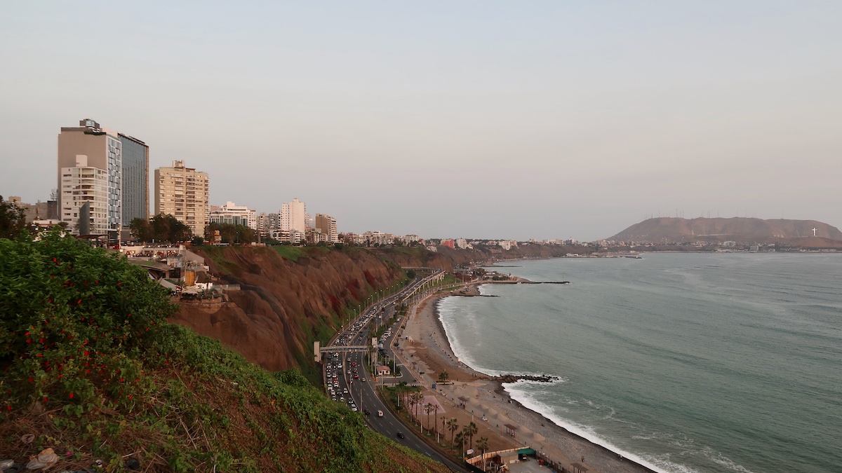 Praia em Miraflores, com hotéis com vista para o mar ao longo da orla de Lima.