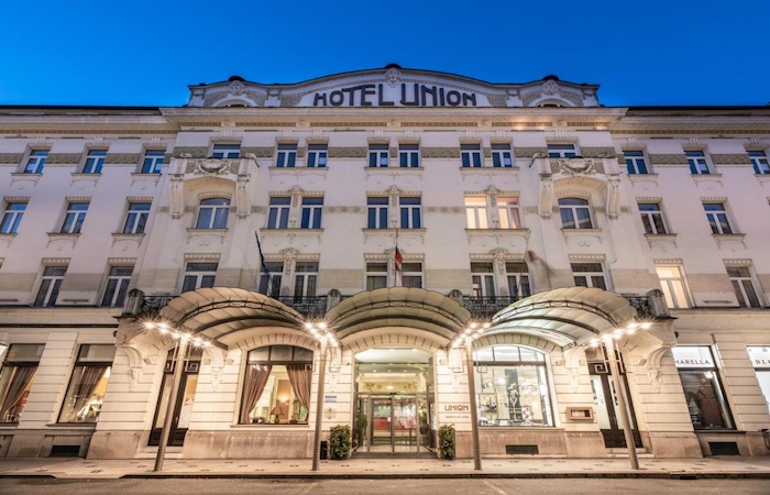 Fachada do Hotel Union em Liubliana, demonstrando sua grandiosidade e elegância.