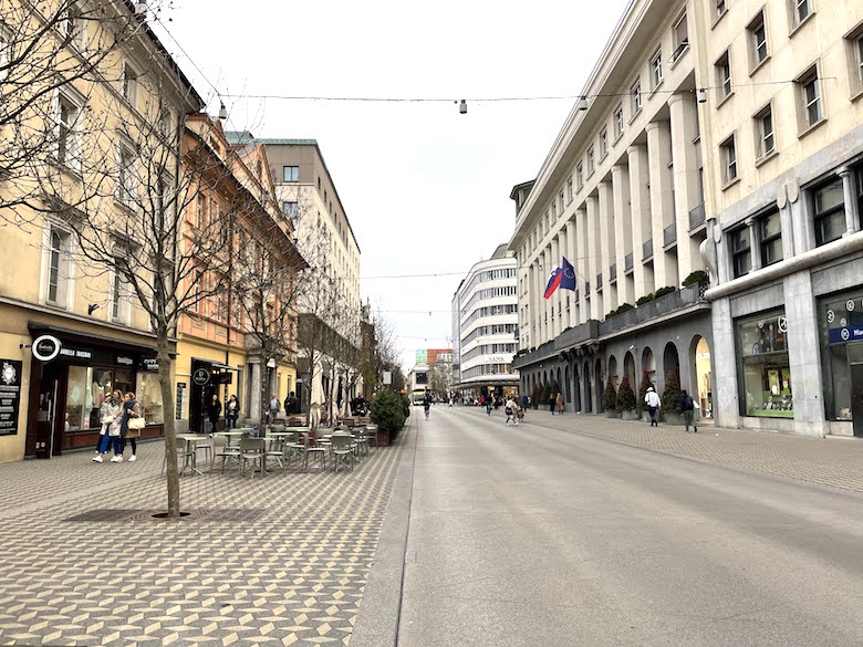 Avenida principal de Liubliana, que conecta o centro à estação de trem. Demonstra a limpeza e a modernidade da região.