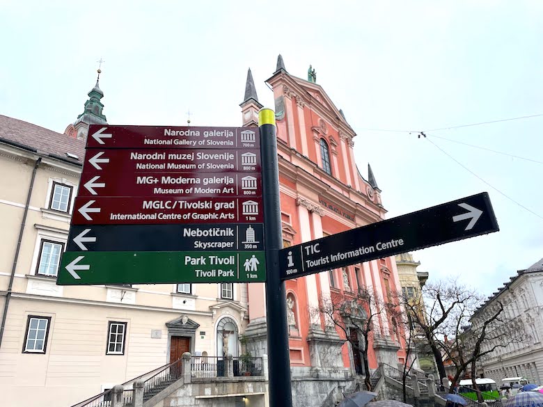 Placas de trânsito em Liubliana, apontando pontos turísticos e locais de informações aos viajantes.