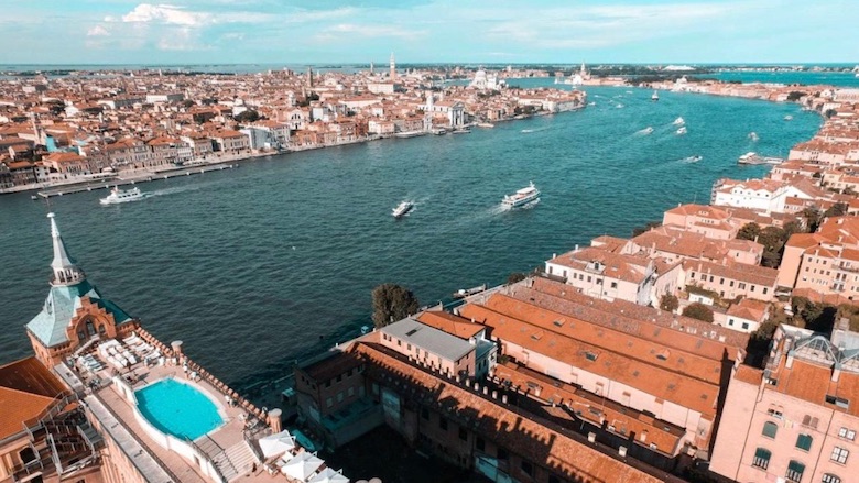 Mostrar a localização da ilha, que é afastada dos melhores bairros de Veneza.