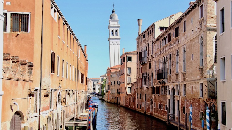 Dia tranquilo no bairro Castello, demonstrando que é uma área sossegada de Veneza.